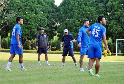 Formasi Baru, Siapkan Tiga Striker Lubang F2 PelatihAremaRahmadDarmawanberdiskusidenganAsistenPelatihnyaJokoGetukSusilosaatlatihandilapanganAbdShaleh Formasi Baru, Siapkan Tiga Striker Lubang