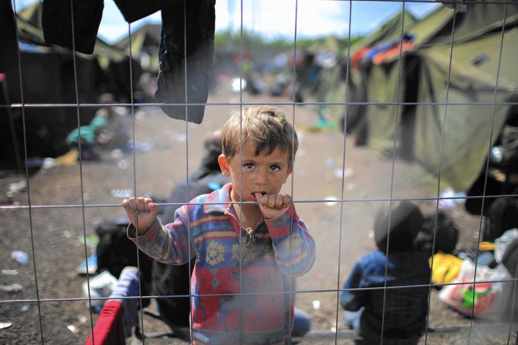 photo la-fg-europe-refugees-security-20150913_zpsh0fm330u.jpg